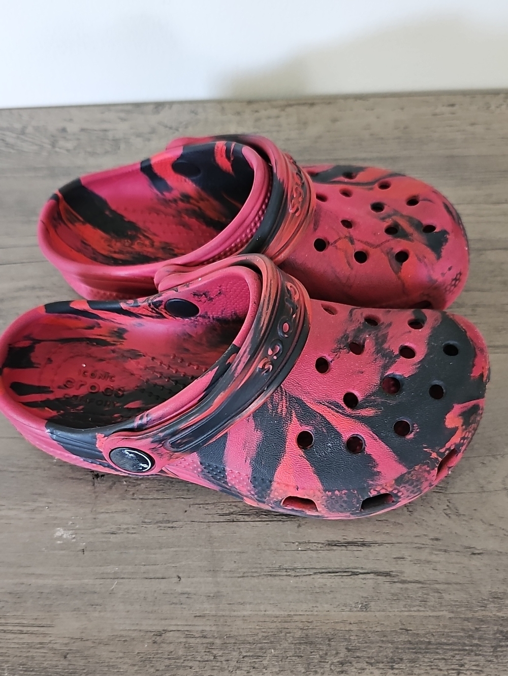 Crocs Kids Red Black Slip-On Clogs Comfortable Everyday Shoes Toddler Boy C 11 - Picture 2 of 7